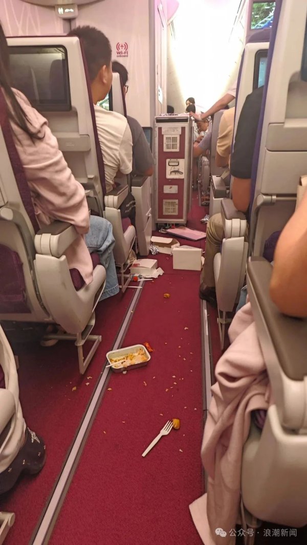 正中优配 航班“三秒钟内飞机突然下坠”，食物散落一地，航司最新回应：属常见现象
