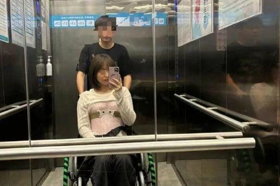 男子驾车出事致女友截瘫 双方发声 男友失联拒付医疗费