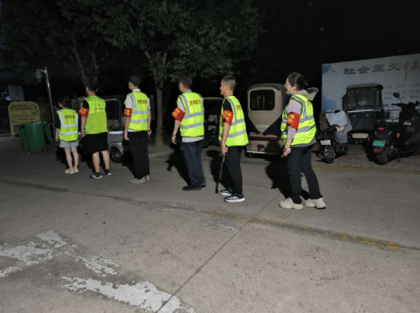 倍悦网配资 济阳街道柳行社区“红袖章”夜间巡逻守护居民安宁